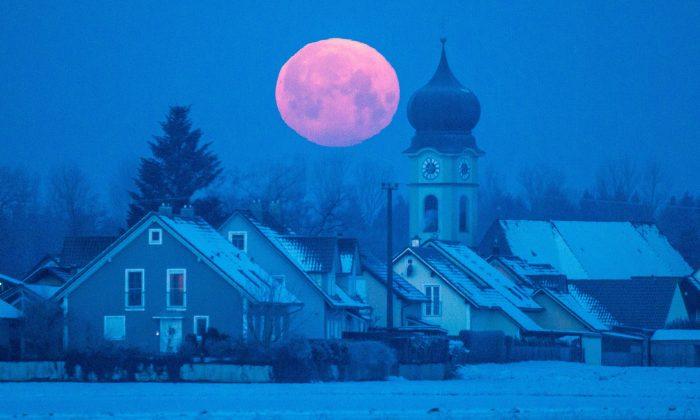 Snow Moon: Full Moon to Be Visible Across North America on Feb. 22