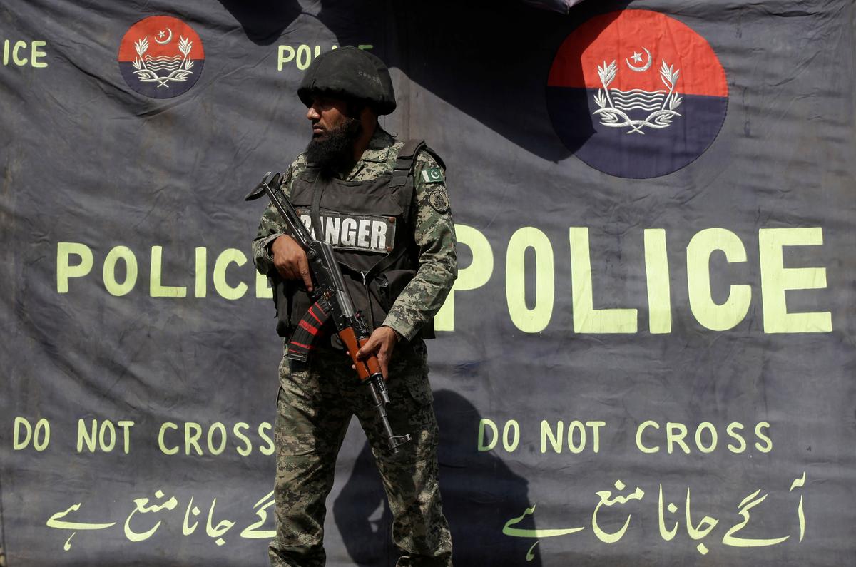 A paramilitary soldier stands guard at the cordoned off site after a blast in Lahore, Pakistan May 8, 2019. (Mohsin Raza/Reuters)