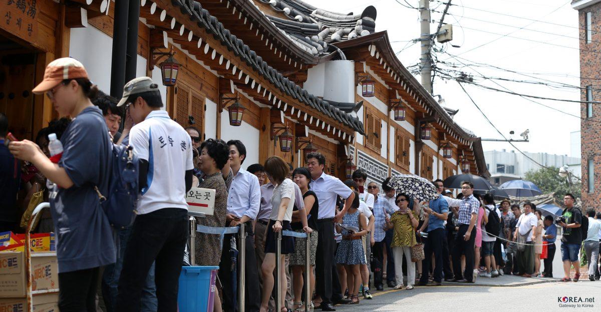 People line up outside a samgyetang restaurant in Seoul on malbok, the last of the three hot "dog days" of summer. (Korea.net/CC by 2.0)