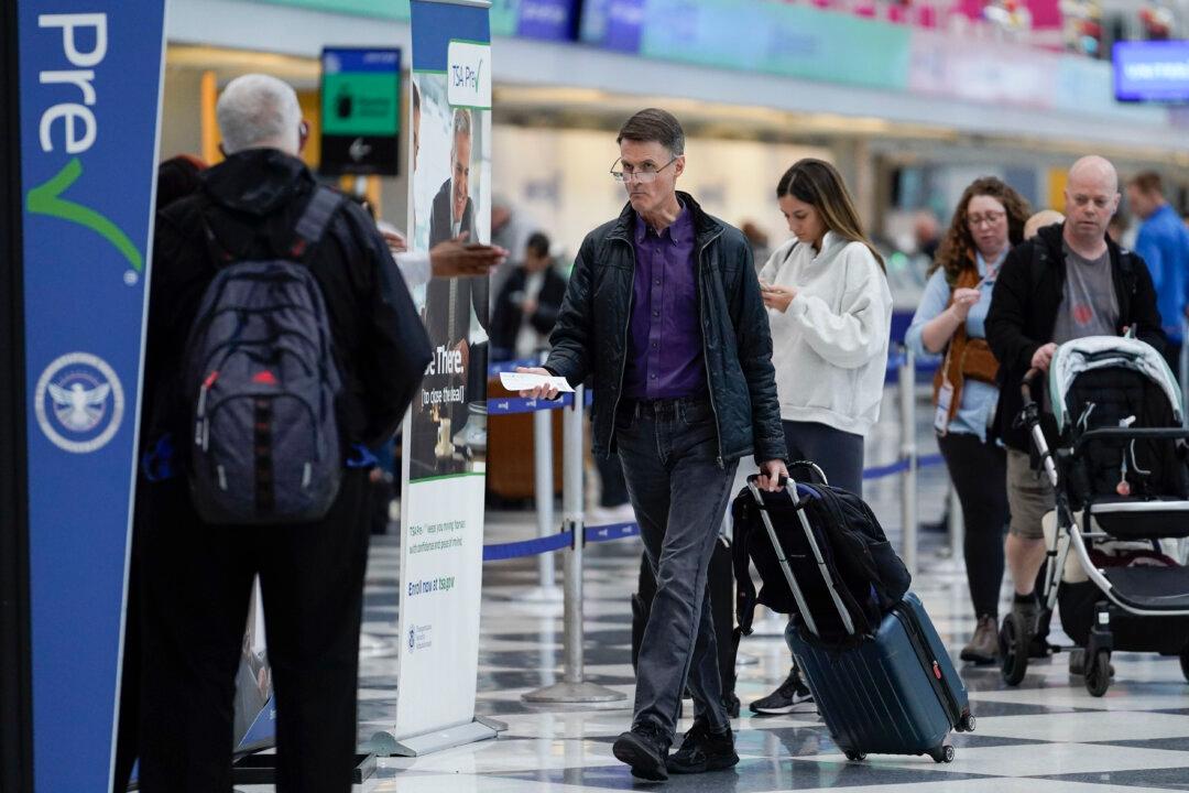 Record Thanksgiving Travel Rush Off to Smooth Start Despite Snowy Forecast