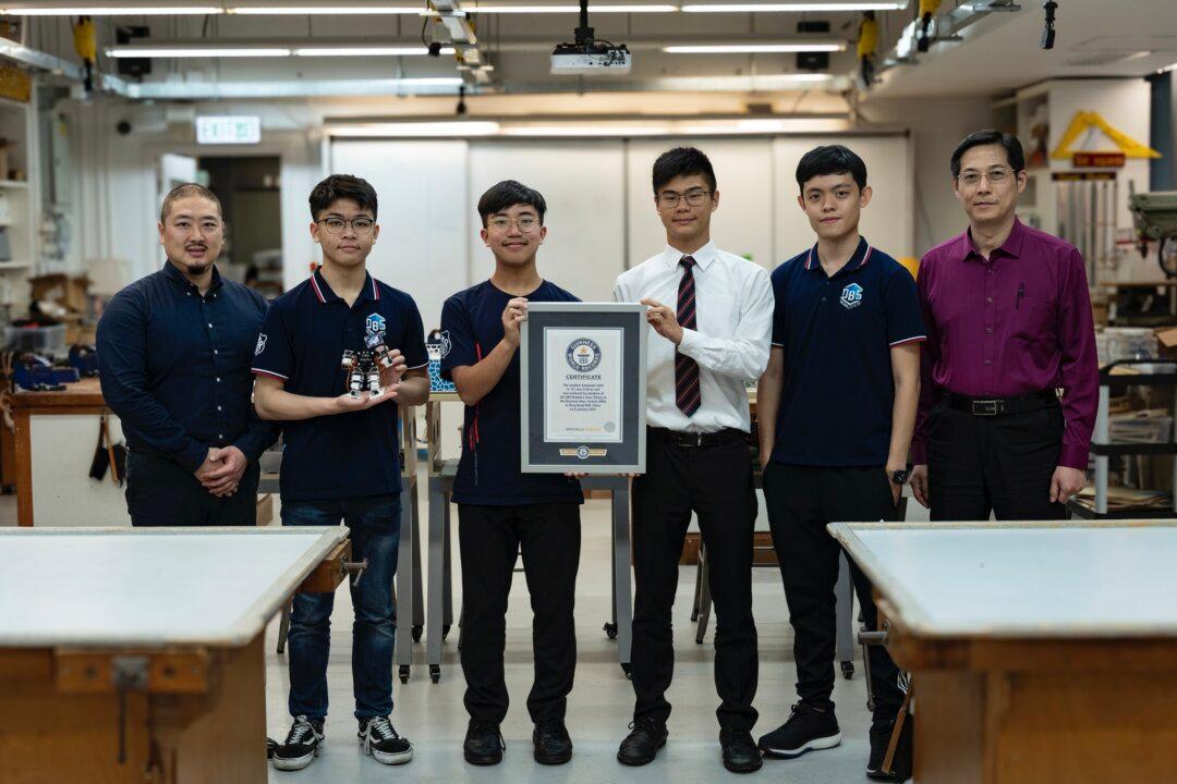 4 Secondary School Students Built the World’s Smallest Humanoid Robot, Breaking the Guinness World Record