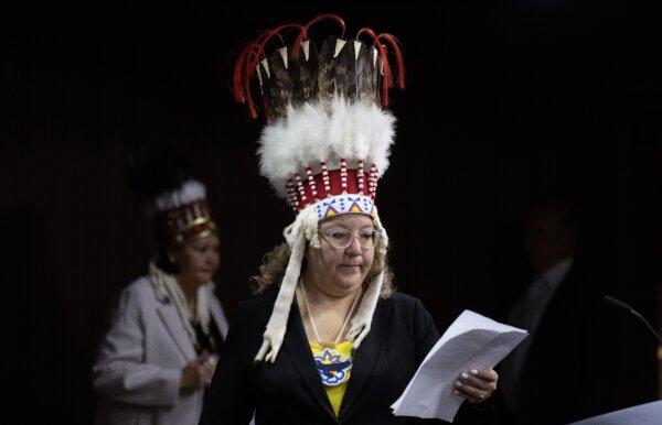 Minister ‘Outraged’ After AFN National Chief’s Headdress Taken From Air Canada Cabin