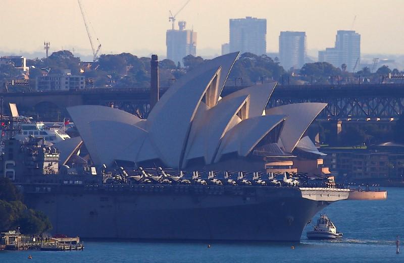 The USS Bonhomme Richard amphibious assault ship manoeuvres into port in front of the Sydney Opera House in Australia, June 29, 2017 after a ceremony on board the ship marking the start of Talisman Saber 2017, a biennial joint military exercise between the United States and Australia. (REUTERS/David Gray)