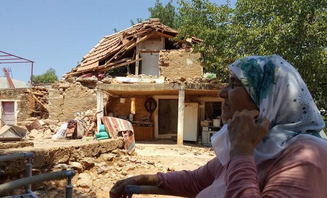A woman sits outside of her damaged house after an earthquake in the village of Yaliciftlik near the resort town of Bodrum in Mugla province, Turkey, July 21, 2017. REUTERS/Kenan Gurbuz
