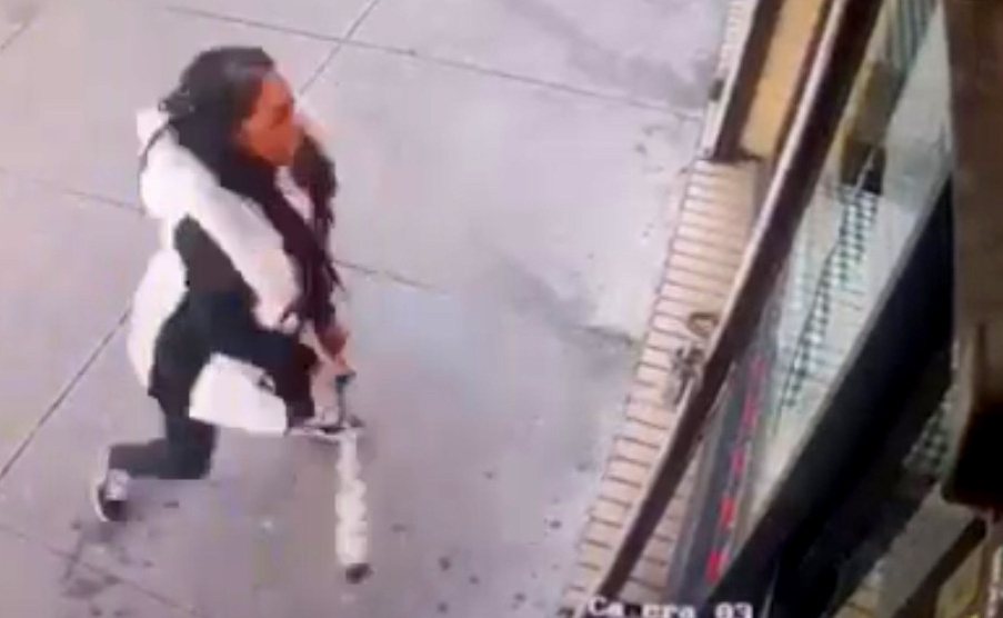 woman-smashes-the-windows