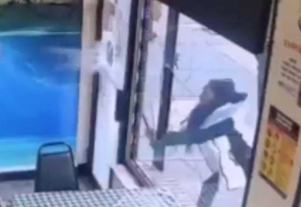 woman-smashes-the-windows3